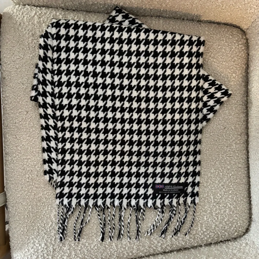 100% Cashmere Black and White Houndstooth Scarf
